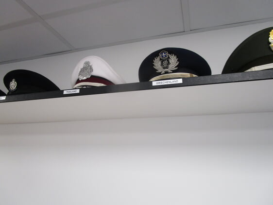 Polizeimützen aus unterschiedlichen Ländern