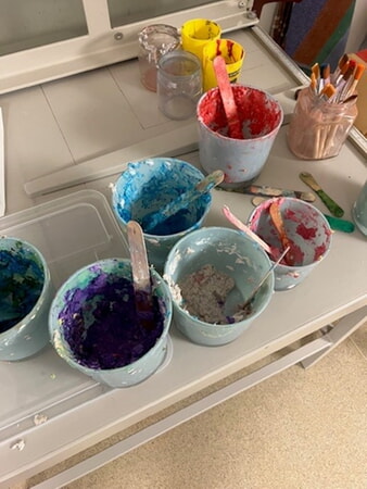 Die Kinder stellten unterschiedlich farbiges Papmasch&eacute; her