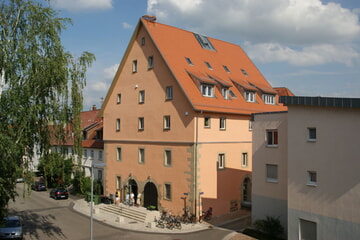 Website und &Ouml;ffnungszeiten der B&uuml;cherei
